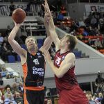 El pívot del Valencia Basket Justin Hamilton (I).