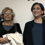 La alcaldesa de Madrid, Manuela Carmena, junto a la alcaldesa de Barcelona, Ada Colau (d), durante un coloquio protagonizado por esta última en el Club Siglo XXI en Madrid