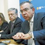 En el centro, el presidente de CAM, Modesto Crespo. Junto a él Roberto López y Mayca Amorós