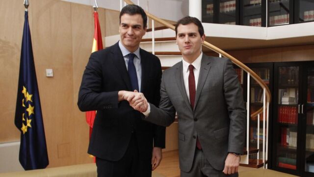 El líder del PSOE, Pedro Sánchez, junto al de Ciudadanos, Albert Rivera, antes de su reunión
