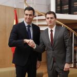 El líder del PSOE, Pedro Sánchez, junto al de Ciudadanos, Albert Rivera, antes de su reunión