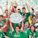 Los jugadores del Wolfsburgo celebran el título con la ensaladera de campeones en las manos