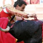 Iván Vicente, en la tarde de ayer , entra a matar al primero de su lote en el coso venteño
