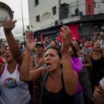 Un grupo de personas protesta exigiendo comida en el sector popular Catia, en Caracas (Venezuela).