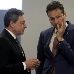 El presidente del BCE, Mario Draghi, habla con el presidente del Eurogrupo, Jeroen Dijsselbloem
