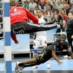 Omeyer detiene un lanzamiento de Abalo. El guardameta del Kiel fue el jugador más destacado de la segunda semifinal