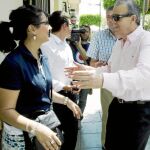 Juan Enciso saluda ayer a varias personas que le esperaban a la puerta de su domicilio