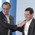 El ministro de Sanidad, Alfonso Alonso, ayer, junto a Juanma Moreno