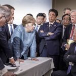 Emmanuel Macron, Angela Merkel y Shinzo Abe hablan a Donald J. Trump. Efe