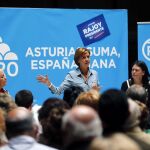 La secretaria general del PP, María Dolores de Cospedal, acompañada por la presidenta del PP de Asturias, Mercedes Fernández (i) y por la candidata número uno al Congreso Susana López Ares (d) durante un mitin en Gijón