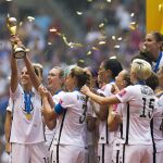 La capitana de Estados Unidos Carli Lloyd levanta el trofeo de campeonas del mundo