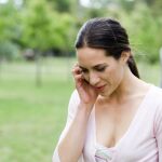 Mujer hablando por teléfono