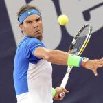 El tenista español Rafael Nadal devuelve una bola a su compatriota, Fernando Verdasco