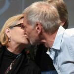 Carrie Fisher y Harrison Ford, la Princesa Leia y Han Solo en la saga Star Wars, se besan en el salón del cómic Comic Con
