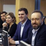 El líder de Ciudadanos, Albert Rivera (3d) y el portavoz en el Congreso, Juan Carlos Girauta (2d), durante la reunión hoy del grupo parlamentario