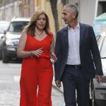 La presidenta de la Junta de Andalucía, Susana Díaz, acompañada por el portavoz del Gobierno, Jose Ángel Vázquez.