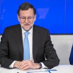 María Dolores de Cospedal, Mariano Rajoy y Fernando Martínez Maíllo, ayer, durante la reunión de la junta directiva nacional