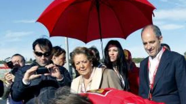 Camps y Barberá con los pilotos y Montezemolo