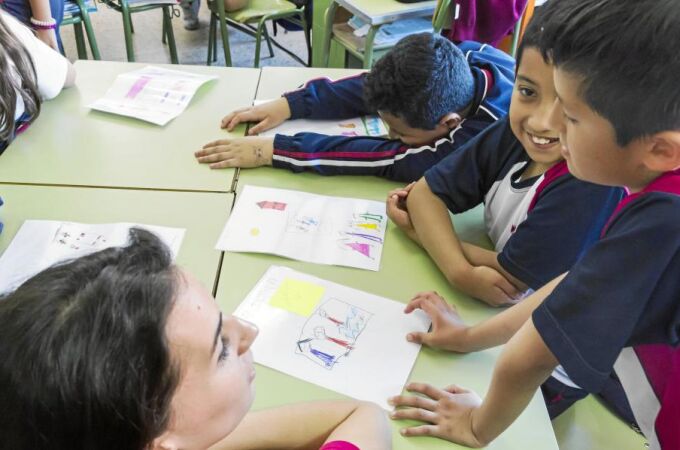 Los regalos a los profesores no distinguen entre escuela pública y privada, pero hay centros que los limitan a educación infantil y un detalle realizado por los niños / Foto: Alberto R. Roldán