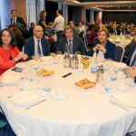Rosa Valdeón, momentos antes de que comenzara el desayuno informativo organizado por El Norte de Castilla, en compañía del director Carlos Aganzo, de su director general, Ángel de las Heras, del presidente del PP de Valladolid, Ramiro Ruiz Medrano, del presidente del CES, Germán Barrios, y de Paloma Barba y Adrián García, de Telefónica