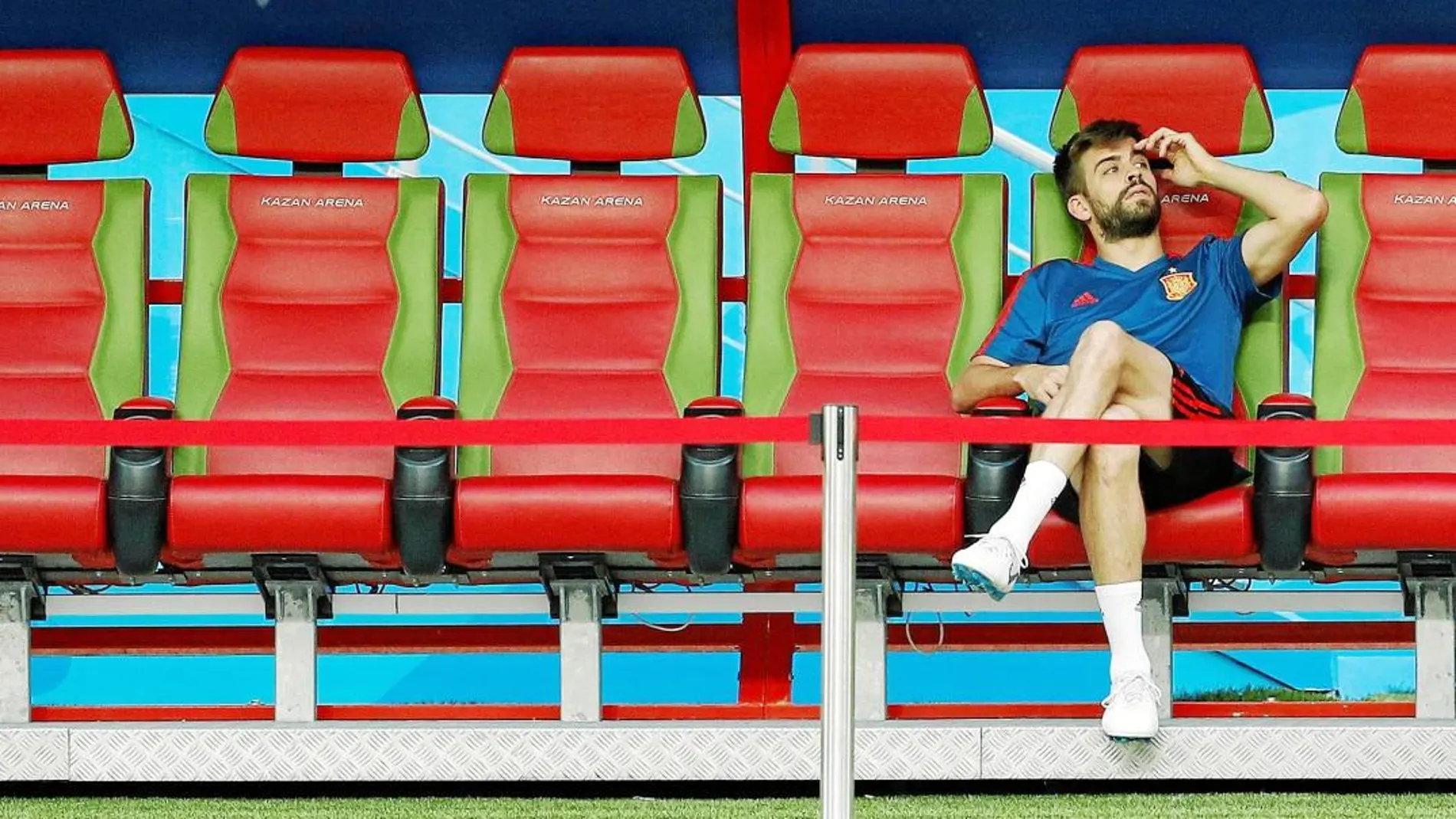Piqué, en el banquillo del estadio de Kazán antes de comenzar el entrenamiento de ayer