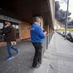 Columna de humo vista desde la urbanización El Quiñón.