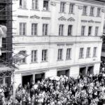 Voz de líder. Havel saluda a sus seguidores en 1989