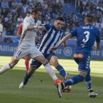Theo Hernández disputando un partido contra el Madrid