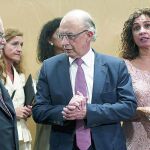 El ministro de Hacienda, Cristóbal Montoro, y la consejera del ramo en la Junta, María Jesús Montero