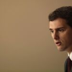 El presidente de Ciudadanos, Albert Rivera, durante la rueda de prensa que ha ofrecido hoy en el Congreso tras la reunión que ha mantenido con el candidato socialista a presidente del Gobierno, Pedro Sánchez