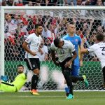 Los jugadores alemanes celebran el gol