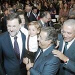 Juan Ignacio Zoido, con Mariano Rajoy, Javier Arenas y su más ferviente seguidor, su hijo Fernandito