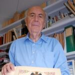 El primer presidente de la Comunidad Autónoma, Antonio Pérez Crespo, sostiene en su estudio un ejemplar de la Constitución