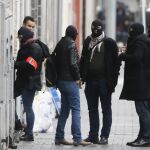 Inspectores de policía abandonan una residencia del distrito de Molenbeek en Bruselas (Bélgica),