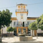 Palomares del Río, el primer pueblo en quiebra al que no le llega ni para la luz