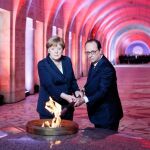 Hollande y Merkel en el osario con los restos de las víctimas de la batalla de Verdún.