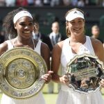 Serena Williams y Garbine Muguruza posan con sus trofeos de campeona y subcampeona, respectivamente.