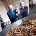 Jorge Fernández cocina caracoles en Can Mingo y acaricia vacas con el candidato de Lleida Josep Ignasi Llorens