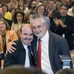 El candidato a suceder a Manuel Chaves en la Presidencia de la Junta de Andalucía, José Antonio Griñán (d), posa junto al presidente en funciones de la Junta de Andalucía, Gaspar Zarrías