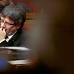 Puigdemont, meditabundo, no pudo disimular ayer su decepción en el Parlament por la deslealtad de la CUP