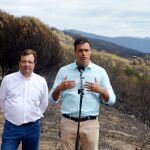 Sánchez junto a Vara, ayer, en la zona cacereña afectada por los incendios