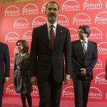 Joaquim Gay de Montellà; Soraya Sáenz de Santamaría; Felipe VI; Carles Puigdemont; y Llanos de Luna en el acto de hoy en Barcelona.