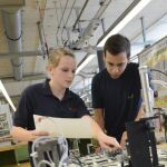 Cada vez son menos los jóvenes que, como el de la imagen, emigran a Alemania para encontrar empleo.