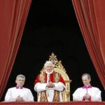 Benedicto XVI durante su mensaje navideño «Urbi et Orbi», que pronunció ayer y en el que pidió a los fieles «perseverar en la fidelidad»