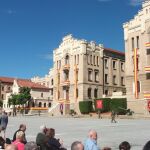 El patio de armas del Cuartel del Bruch, en Barcelona, preparado para una ceremonia de Jura de Bandera
