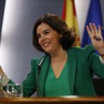 La vicepresidenta del Gobierno, Soraya Sáenz de Santamaría, durante la rueda de prensa posterior al Consejo de Ministros
