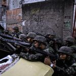Policías y militares se preparan para entrar en las favelas