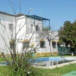 La residencia para discapacitados mentales Cruz Blanca se encuentra ubicada en el barrio nazareno de Montequinto