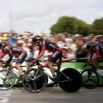 El equipo BMC, hoy, durante la crono por equipos del Tour.