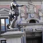 La estatua de Mariano Benlliure con la imagen de Álvaro de Bazán se erigió en la Plaza de la Villa en 1888